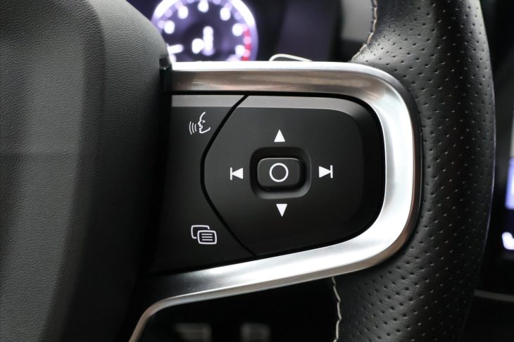 Volvo XC40 2,0 T4 Drive-E 140kW CZ R-Design