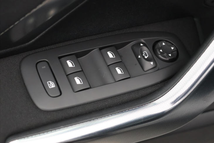 Peugeot 2008 1,2 VTi 60kW AT,Navi