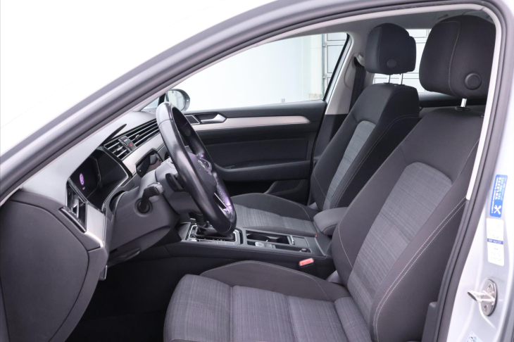 Volkswagen Passat 1,6 TDI DSG Virtual 1.Maj. DPH