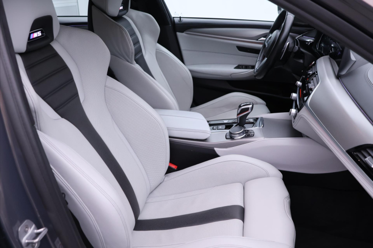 BMW M5 4,4 V8 441kW xDrive Individual DPH CZ