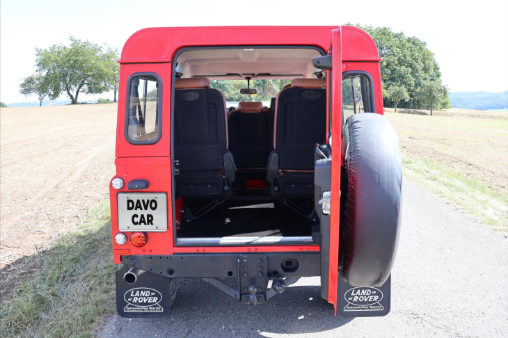 Land Rover Defender 2,4 TD4 7-Míst Kůže A/C 4x4