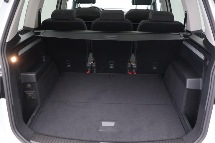 Volkswagen Touran 2,0 TDI DSG R-Line 1.Maj DPH