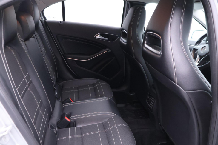 Mercedes-Benz Třídy A 1,6 180i 90kW CZ Sport Xenon