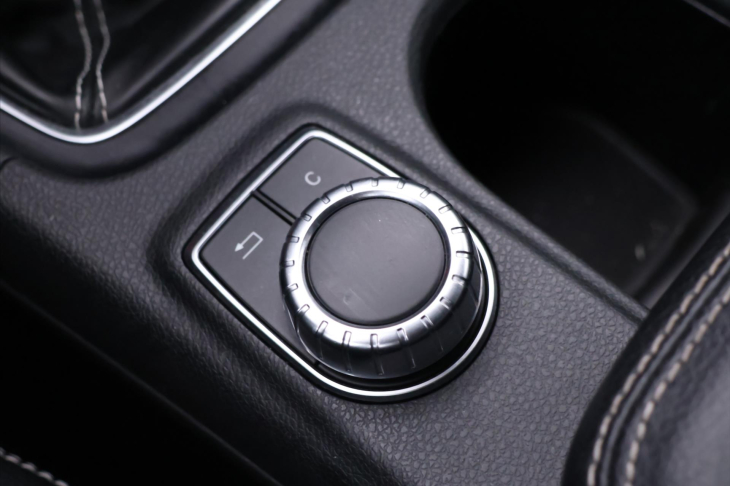 Mercedes-Benz Třídy A 1,6 180i 90kW CZ Sport Xenon
