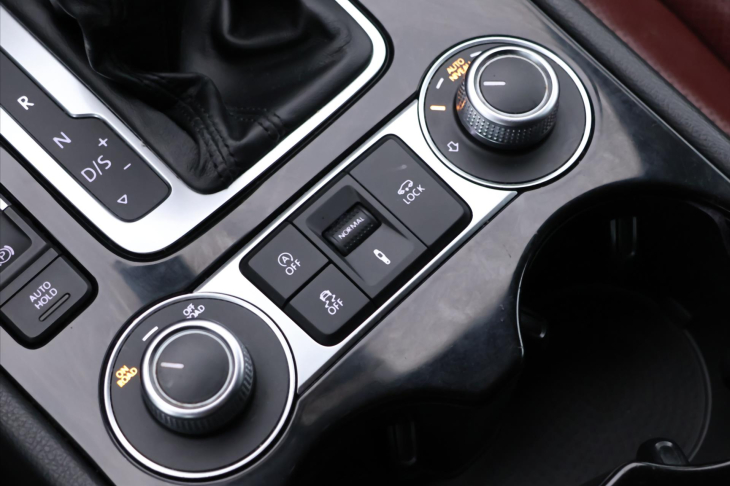 Volkswagen Touareg 3,0 TDI 193kW CZ Masaj DPH