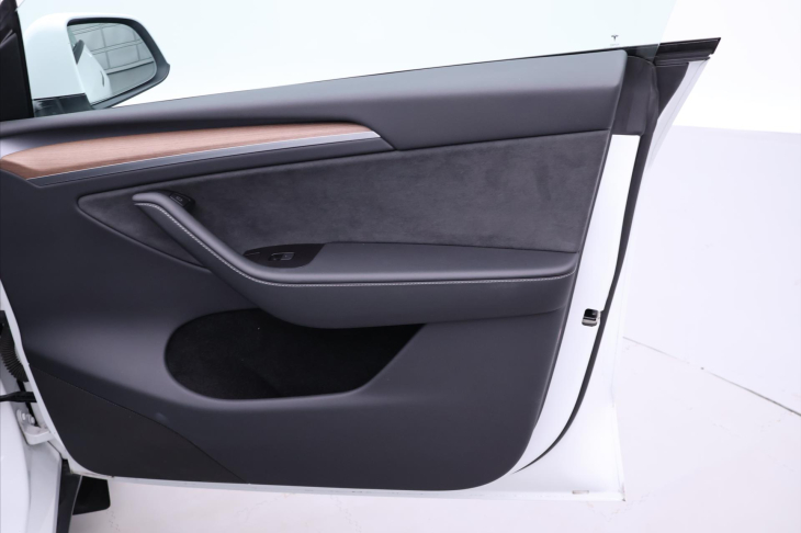 Tesla Model Y Long Range AWD DPH 1.Maj.