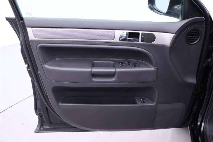 Volkswagen Touareg 3,0 TDi 176kW CZ 4M Serv.kniha