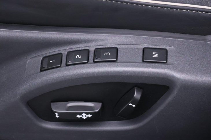 Volvo XC60 2,4 D5 AWD R-Design Serv.Kniha