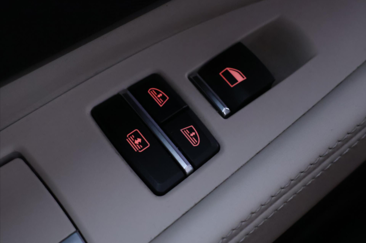 BMW Řada 7 3,0 190kW Xdrive ALU Kůže Šíbr