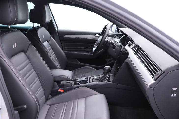 Volkswagen Passat 2.0 TDI DSG R-LINE Matrix
