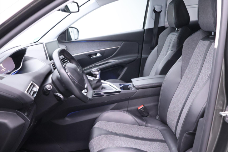 Peugeot 3008 1,2 PT 96kW Allure Pano 1.Maj