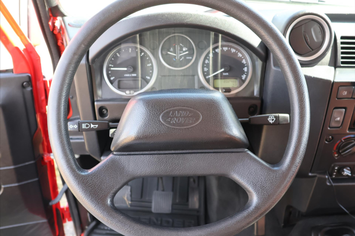 Land Rover Defender 2,4 TD4 7-Míst Kůže A/C 4x4