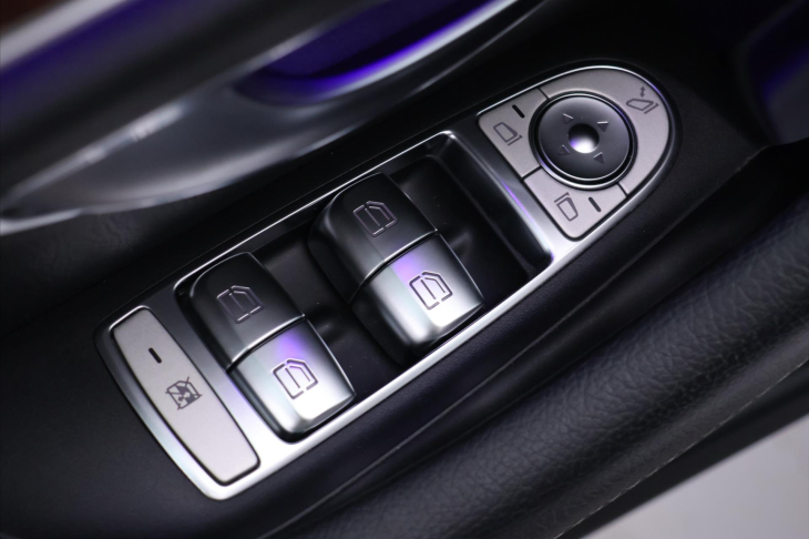 Mercedes-Benz Třídy E 2,0 220d 143kW 4Matic Aut. LED