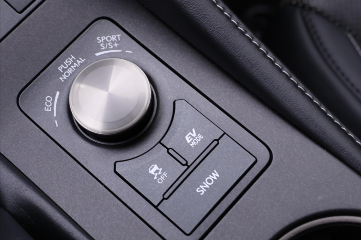 Lexus RC 300h 2,5 133kW F-Sport Navi CZ