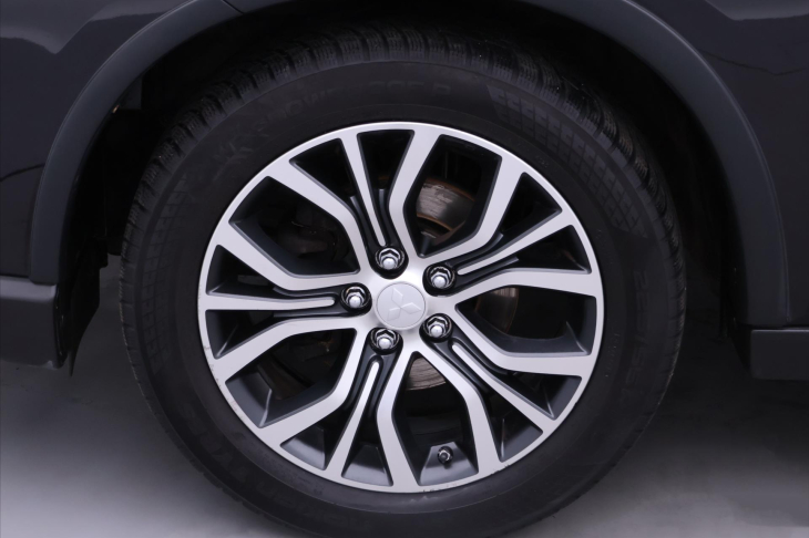 Mitsubishi Outlander 2,3 DI-D 110kW 4WD CZ Instyle
