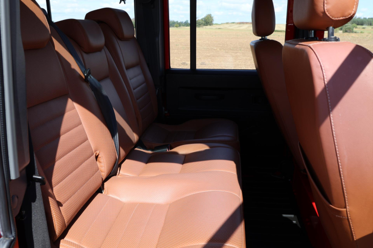 Land Rover Defender 2,4 TD4 7-Míst Kůže A/C 4x4