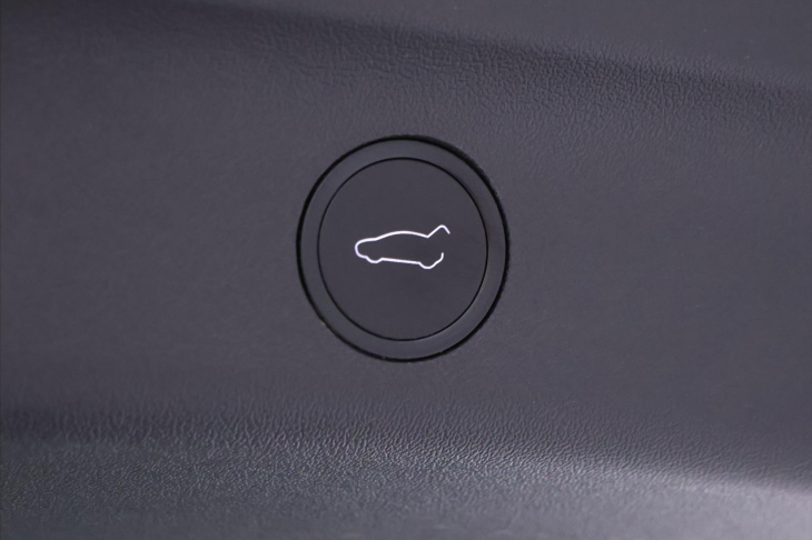 Tesla Model Y Long Range AWD DPH 1.Maj.