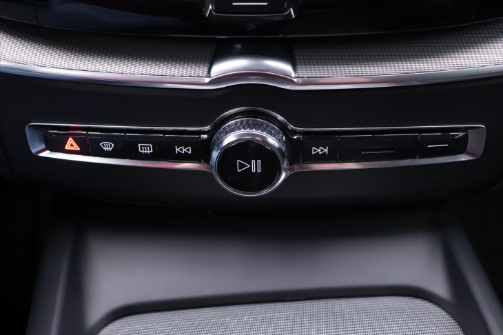 Volvo XC60 2,0 B5 173kW AWD Plus Dark CZ