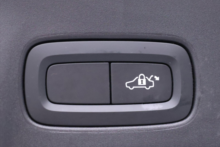 Volvo V90 2,0 D4 AWD Aut CZ Momentum DPH