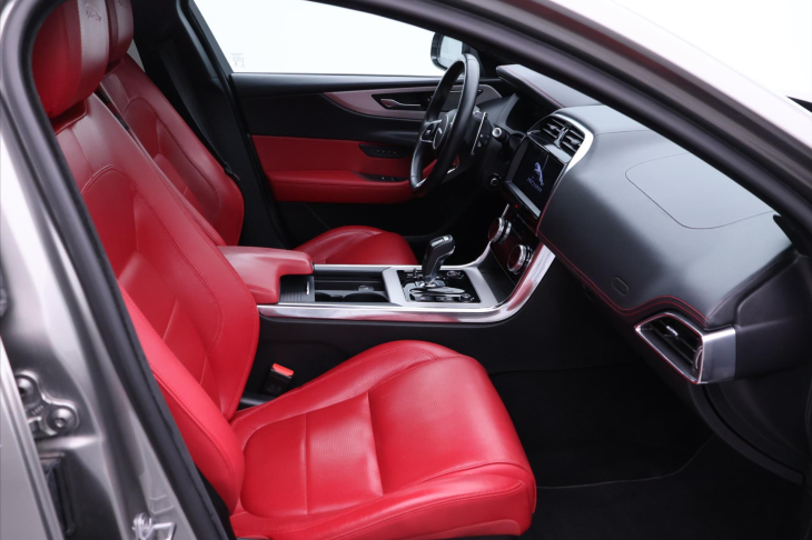 Jaguar XE 2,0 P300 221kW R-Dynamic DPH