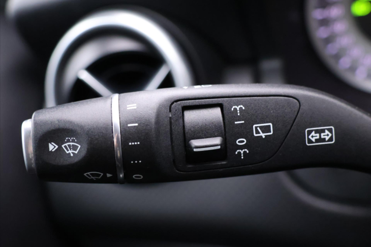 Mercedes-Benz Třídy A 1,6 180i 90kW CZ Sport Xenon