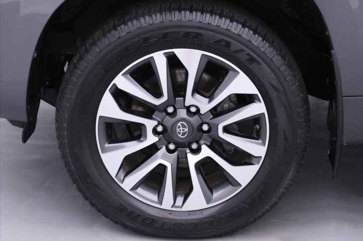 Toyota Land Cruiser 2,8 D-4D 150kW Aut. Invincible