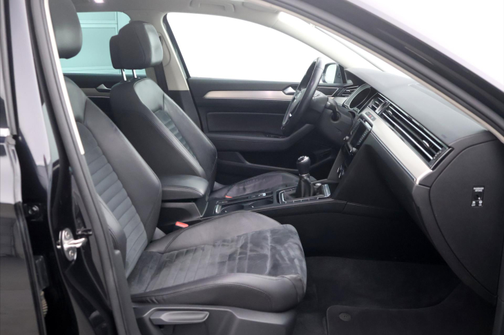 Volkswagen Passat 1,6 TDI Highline Tažné Panorama