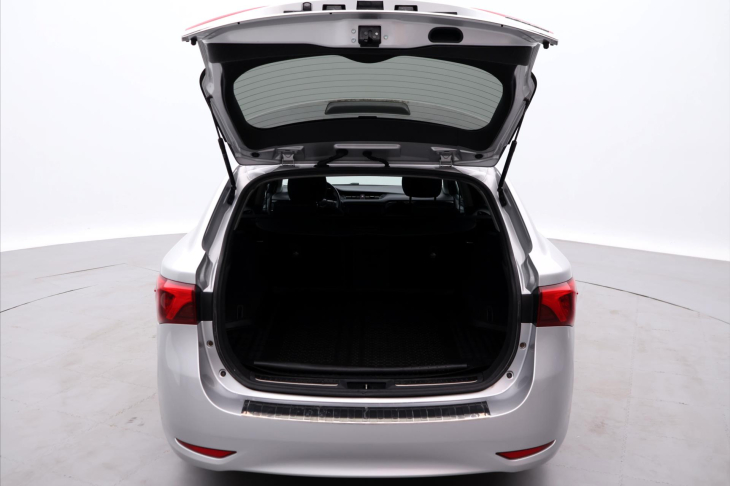 Toyota Avensis 2,0 D-4D 105kW Aut.klima CZ