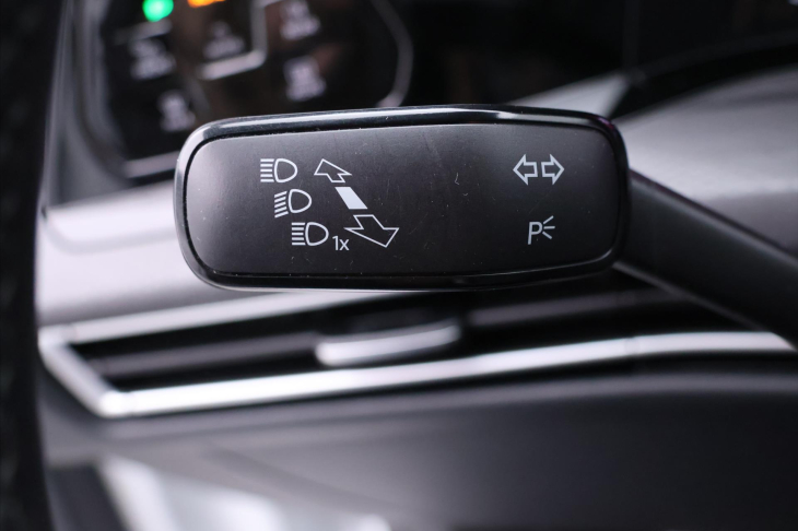 Volkswagen Golf 2,0 TSI GTI 180kW Virtual DPH