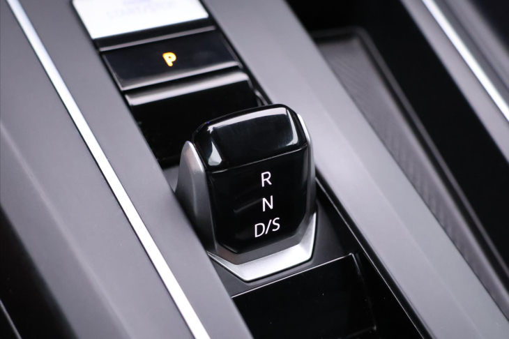 Volkswagen Golf 2,0 TDI R-line DSG Virtual DPH