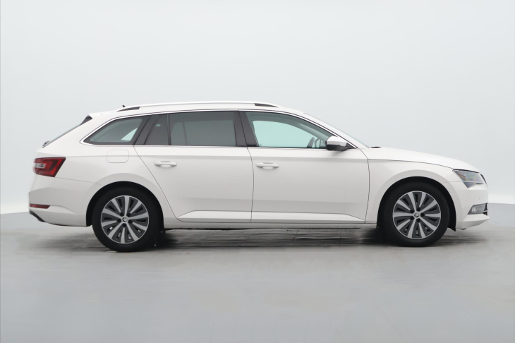Škoda Superb 1,6 TDI Style 1.maj servis kn.