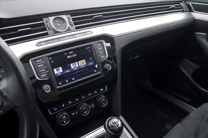 Volkswagen Passat 1,6 TDI Highline Tažné Panorama
