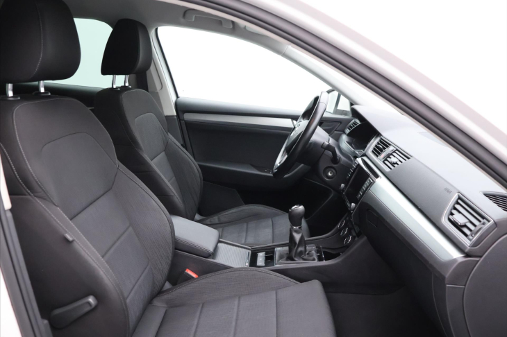 Škoda Superb 1,6 TDI Style 1.maj servis kn.