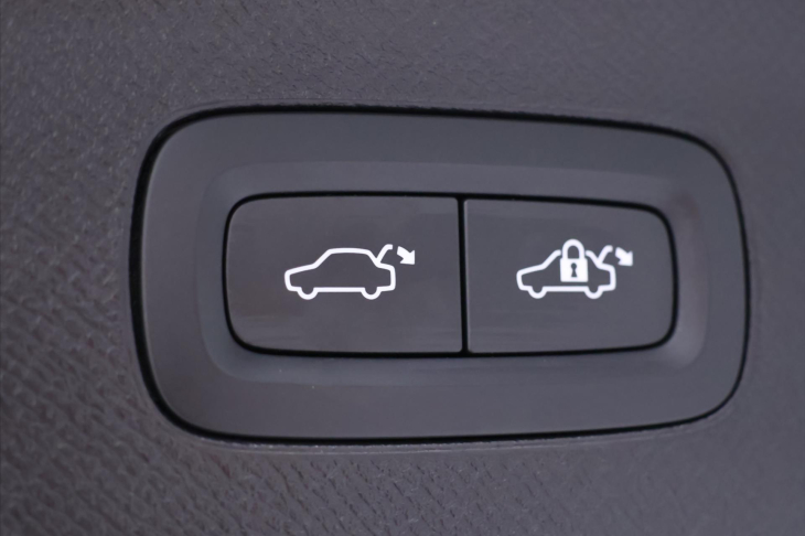 Volvo XC90 2,0 B5 AWD 173kW 1.Maj DPH CZ