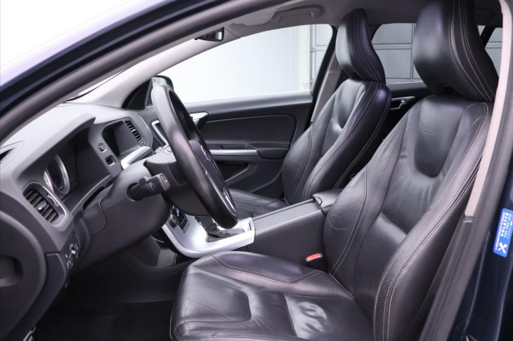 Volvo V60 2,4 D4 V5 120kW AWD R-design