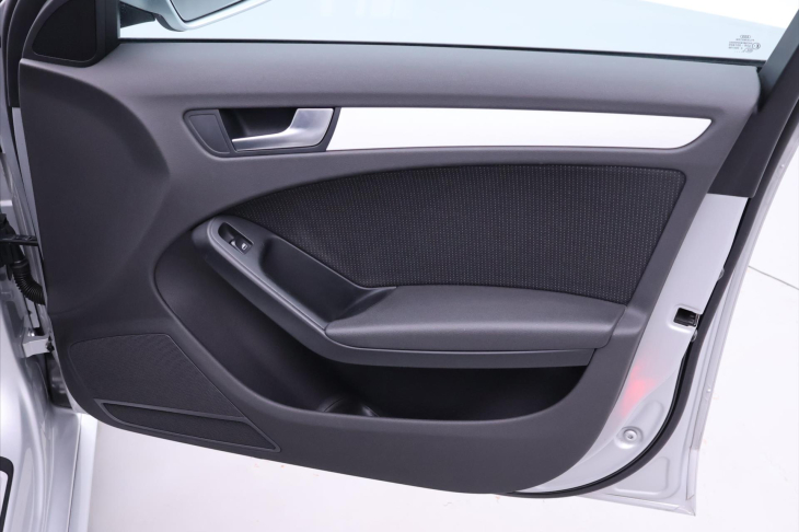 Audi A4 2,0 TDI 105kW S-line Navi Xenon