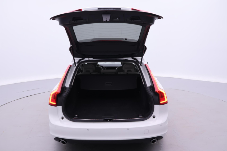 Volvo V90 2,0 D4 AWD Aut CZ Momentum DPH