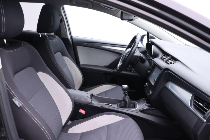 Toyota Avensis 2,0 D-4D 105kW Navi LED Tempo