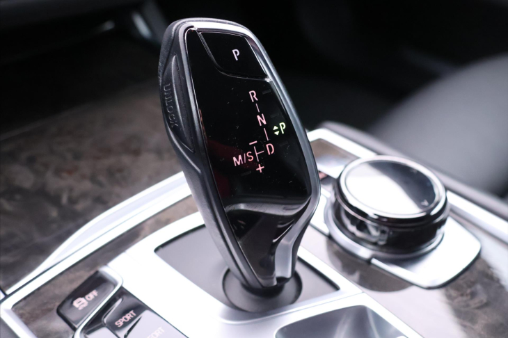 BMW Řada 7 4,4 750i 330kW xDrive DPH