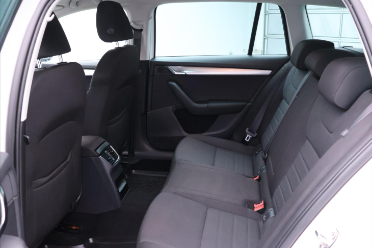 Škoda Octavia 1,6 TDI 77kW DSG Elegance CZ