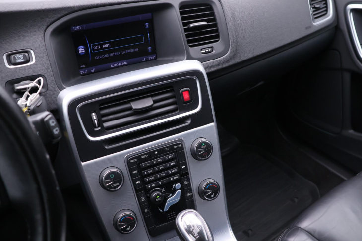 Volvo V60 2,4 D4 V5 120kW AWD R-design