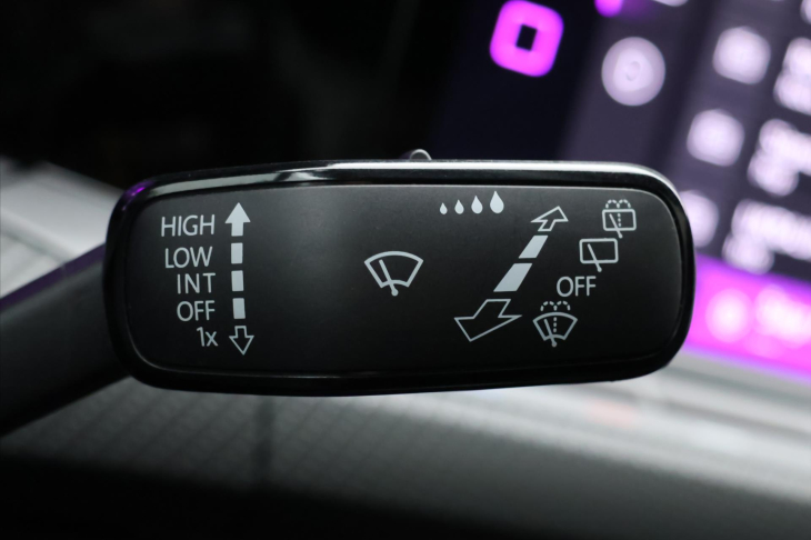 Volkswagen Golf 2,0 TDI DSG R-line Virtual DPH