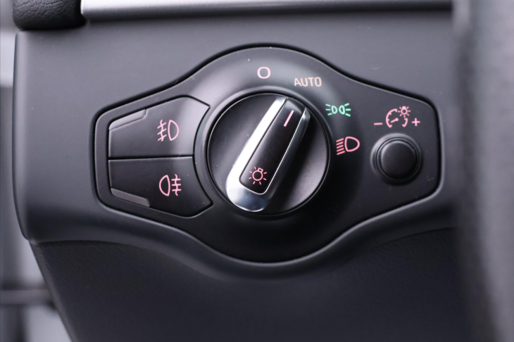 Audi A4 2,0 TDI 105kW S-line Navi Xenon