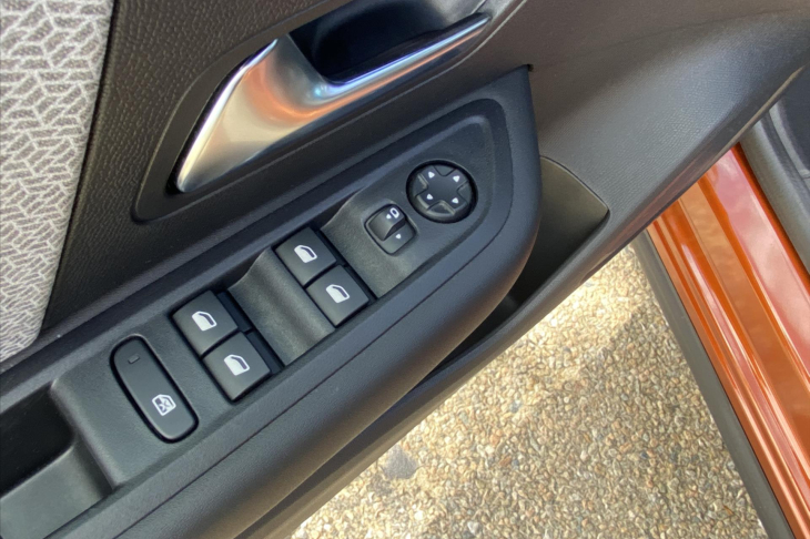 Citroën C4 1,2 PT 96kW Shine Aut Kůže HUD