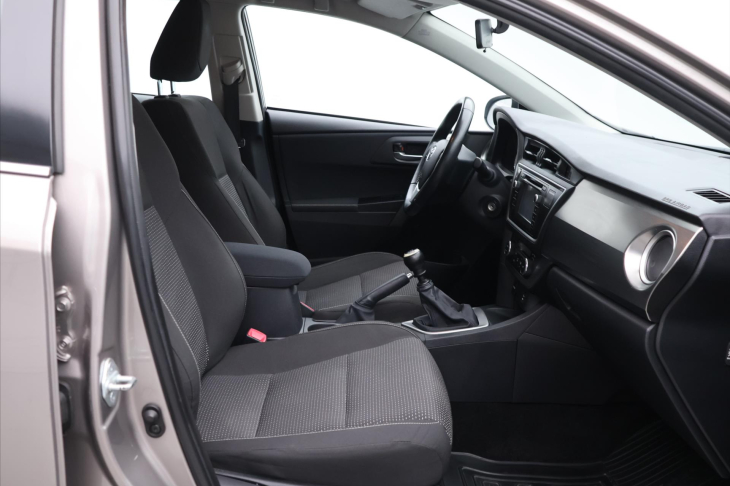 Toyota Auris 1,6 i 97kW Serv. Kniha