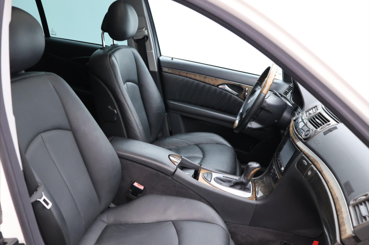Mercedes-Benz Třídy E 3,2 E320 165kW AMG Paket