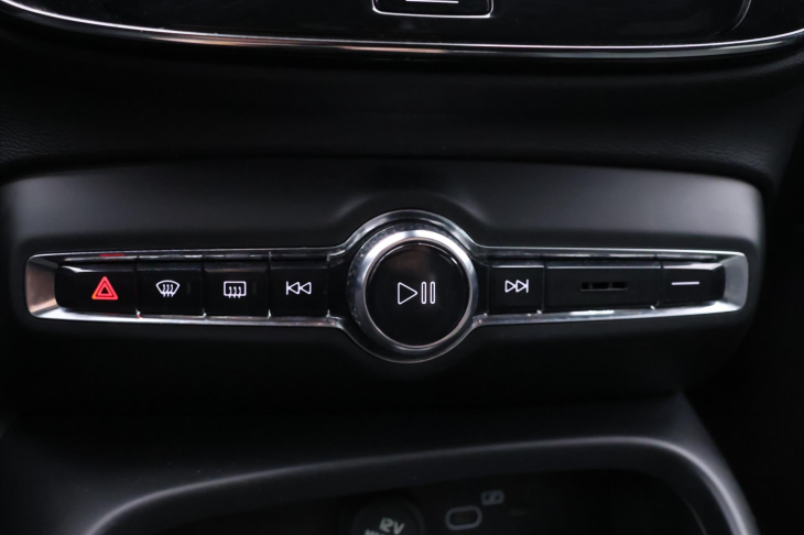 Volvo XC40 2,0 B4 145kW DCT Plus Dark CZ