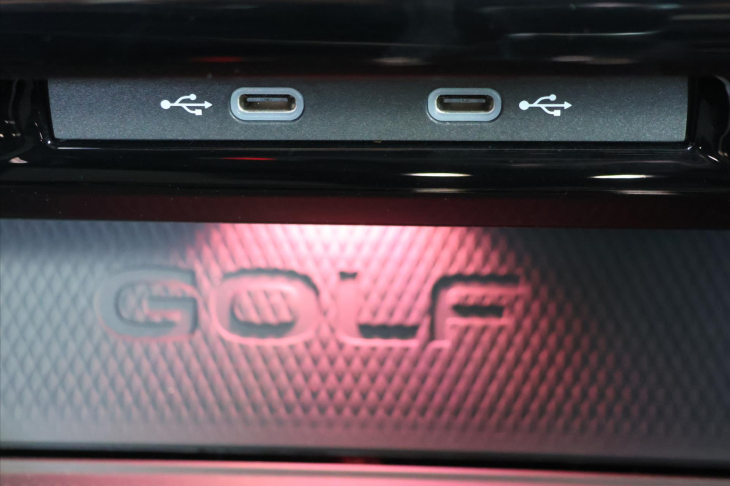 Volkswagen Golf 2,0 TSI GTI 180kW Virtual DPH