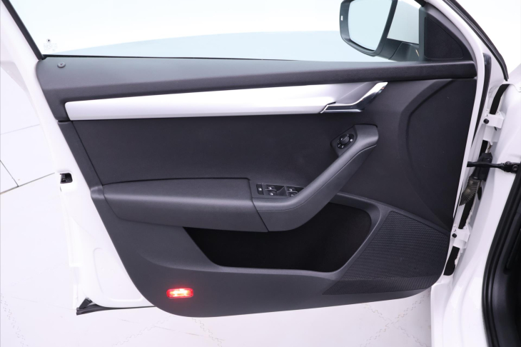 Škoda Octavia 1,6 TDI 77kW DSG Elegance CZ