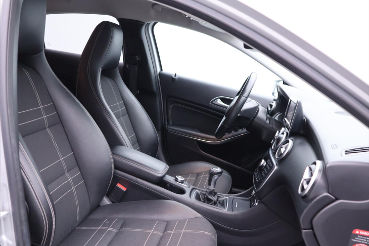 Mercedes-Benz Třídy A 1,6 180i 90kW CZ Sport Xenon